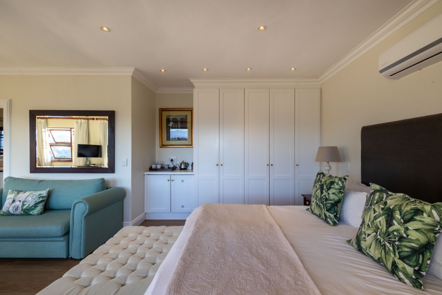 7 Bedroom Property for Sale in Bowtie Western Cape